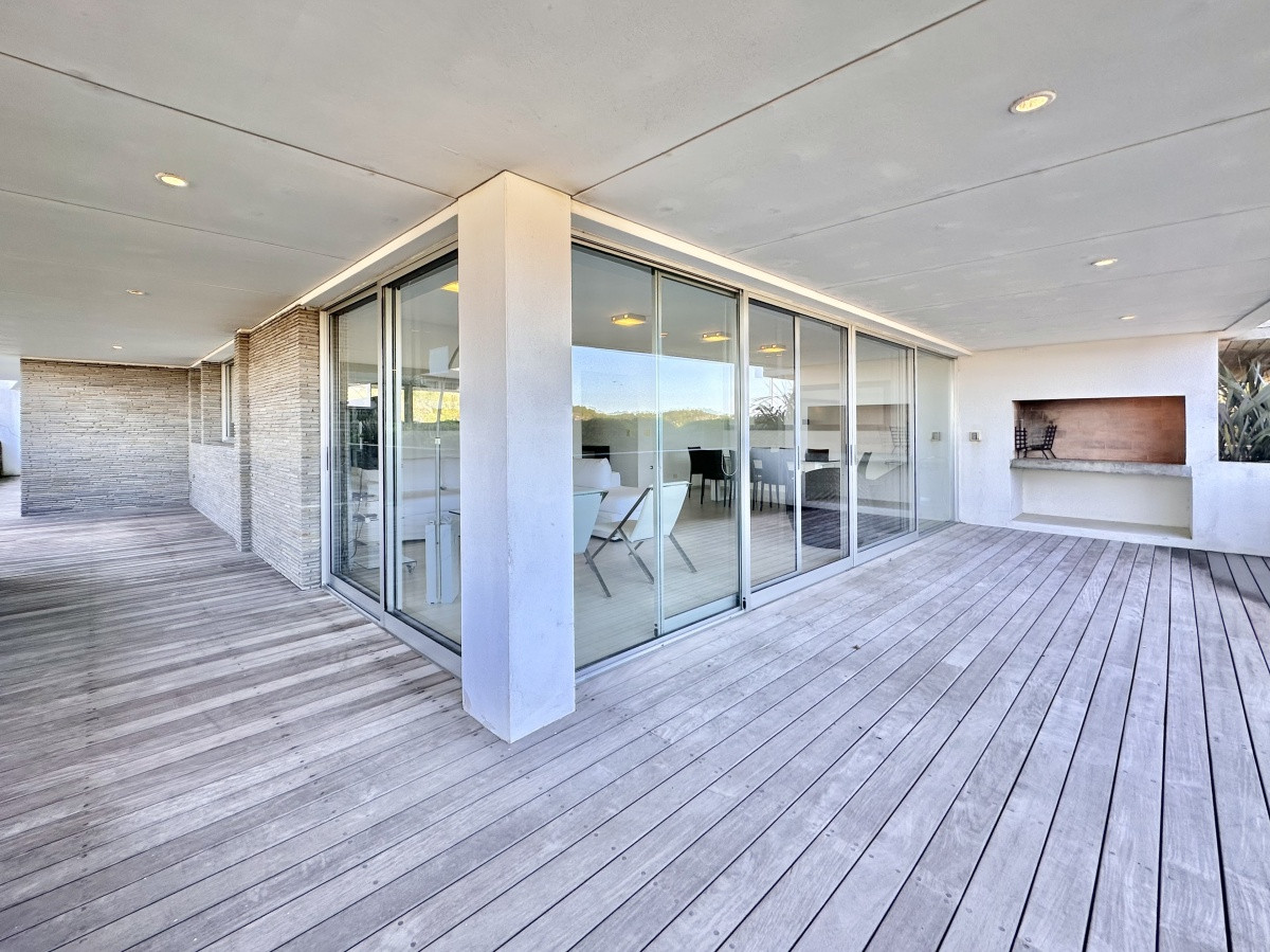 Apartamento de dos dormitorios con parillero, Playa Brava