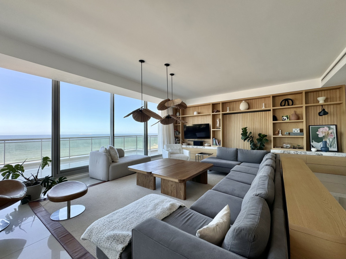 Penthouse Dúplex con piscina y parrillero propio frente al Mar, Punta del Este
