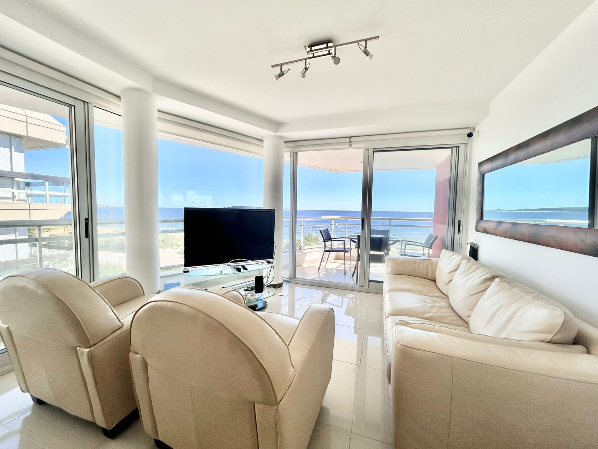Apartamento en primera fila con 2 parrilleros propios.