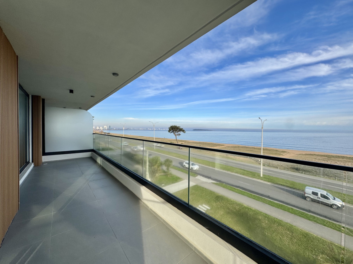 Apartamento semi piso de tres dormitorios frente al mar en Playa Mansa
