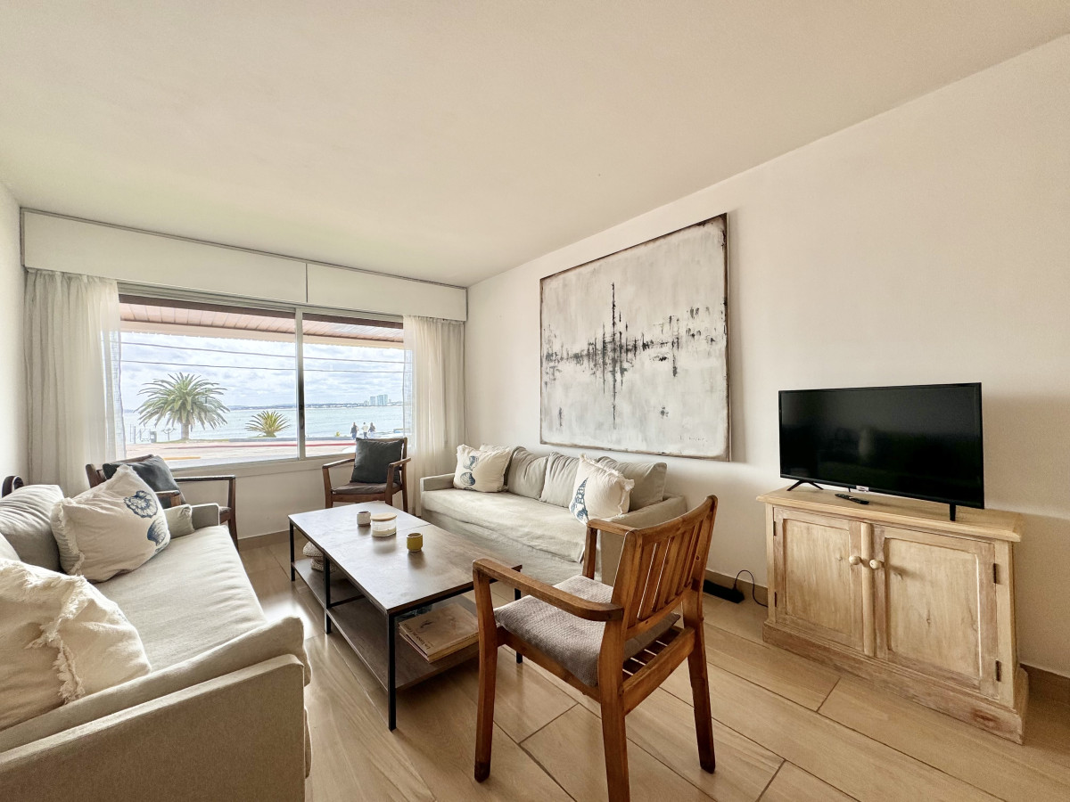 Apartamento de dos dormitorios frente al mar de temporada, Punta del Este.