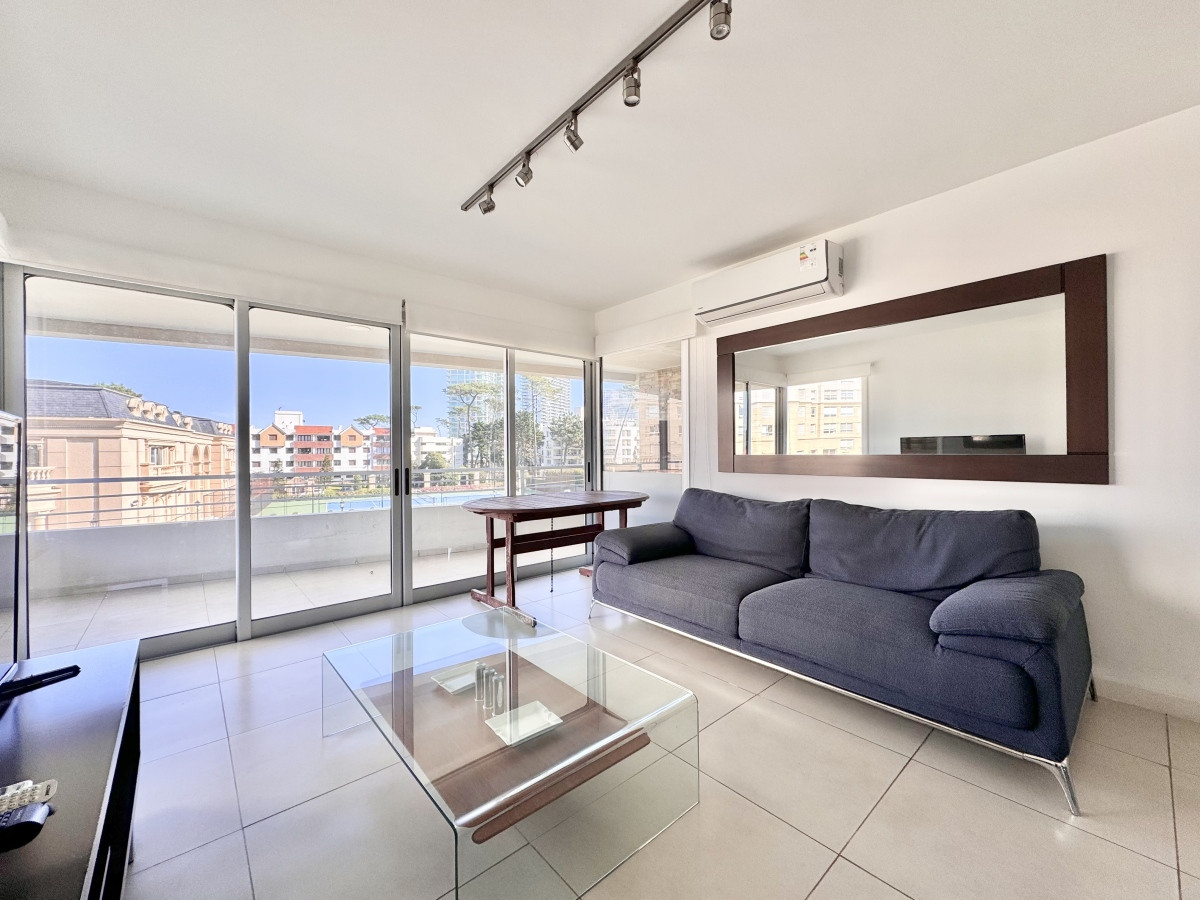Apartamento de tres dormitorios, Playa Mansa, Punta del Este.