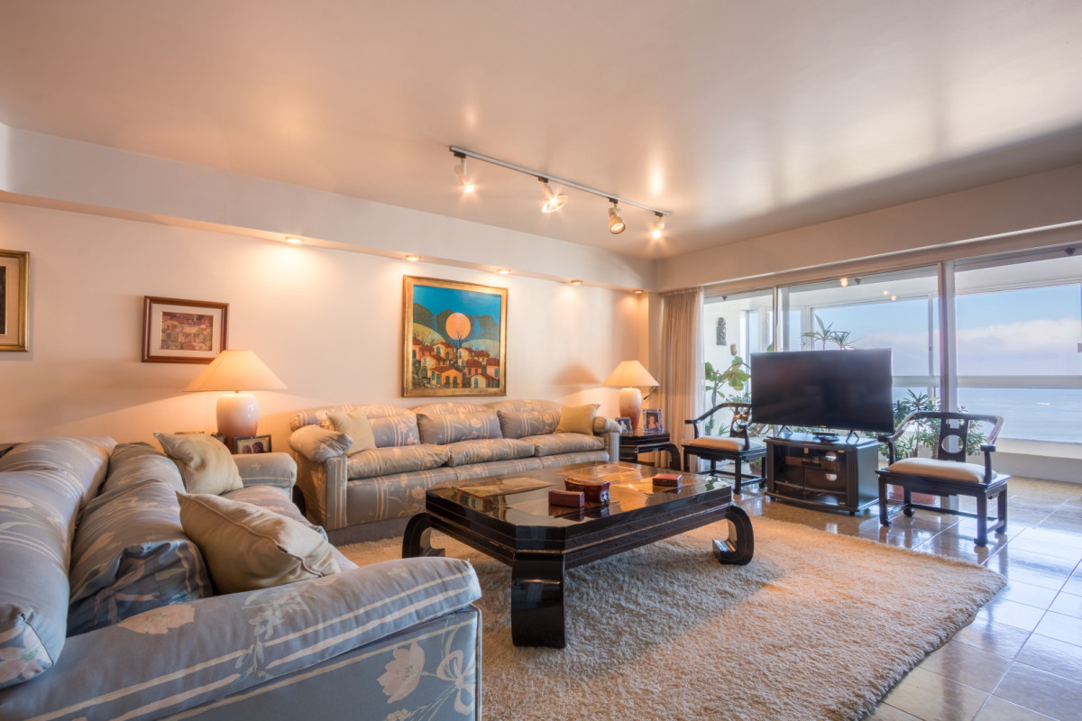 Amplio Apartamento de 4 Dormitorios en Venta Punta del Este
