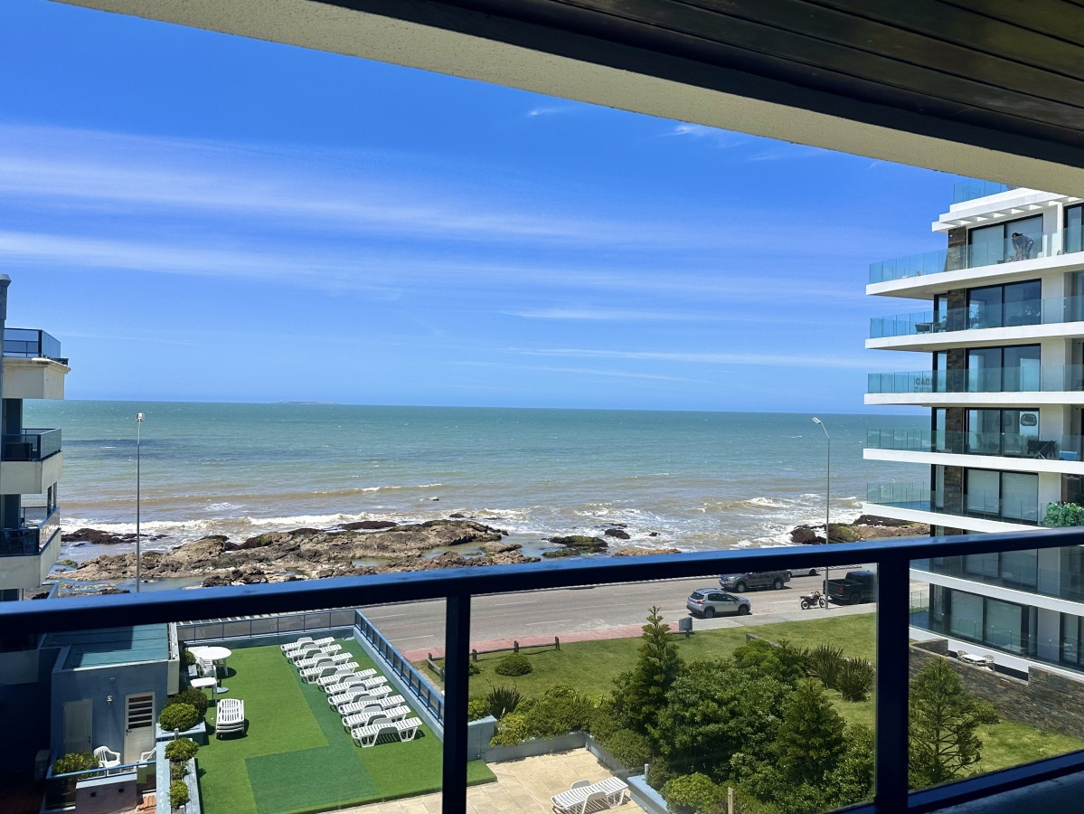 Apartamento de tres dormitorios en alquiler Península Punta del Este.