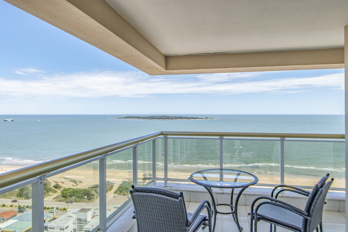 Apartamento en Le Jardin de tres dormitorios y dependencia de servicio en Venta Punta del Este