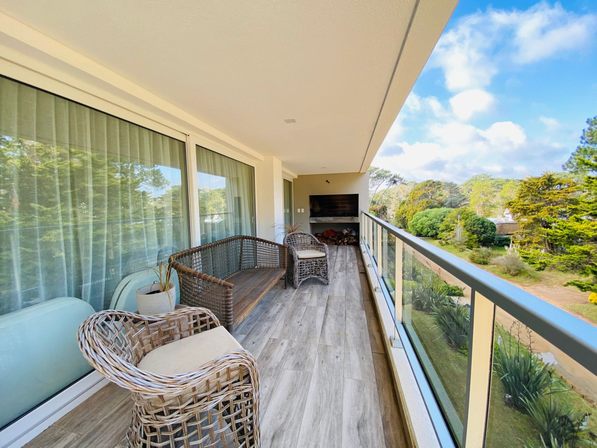 Apartamento en Venta Tres Suites y Dependencia Playa Brava