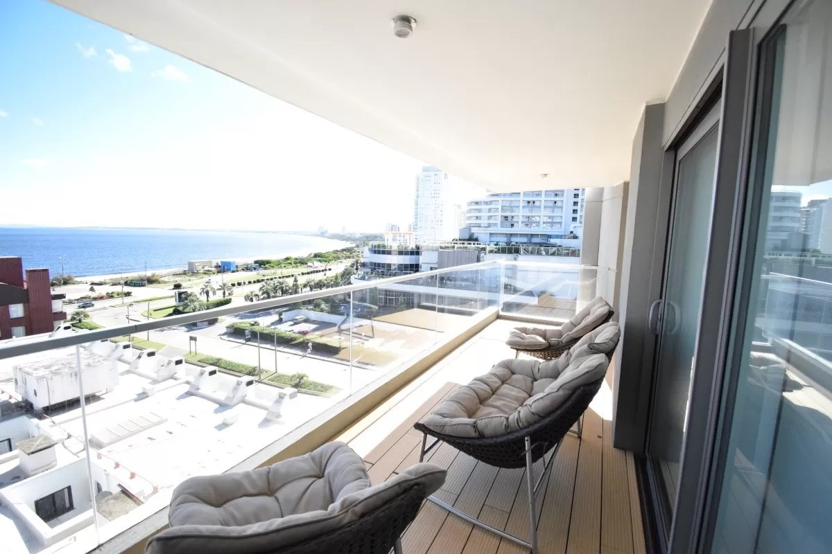 Venta Apartamento tres dormitorios torre de lujo en Playa Mansa