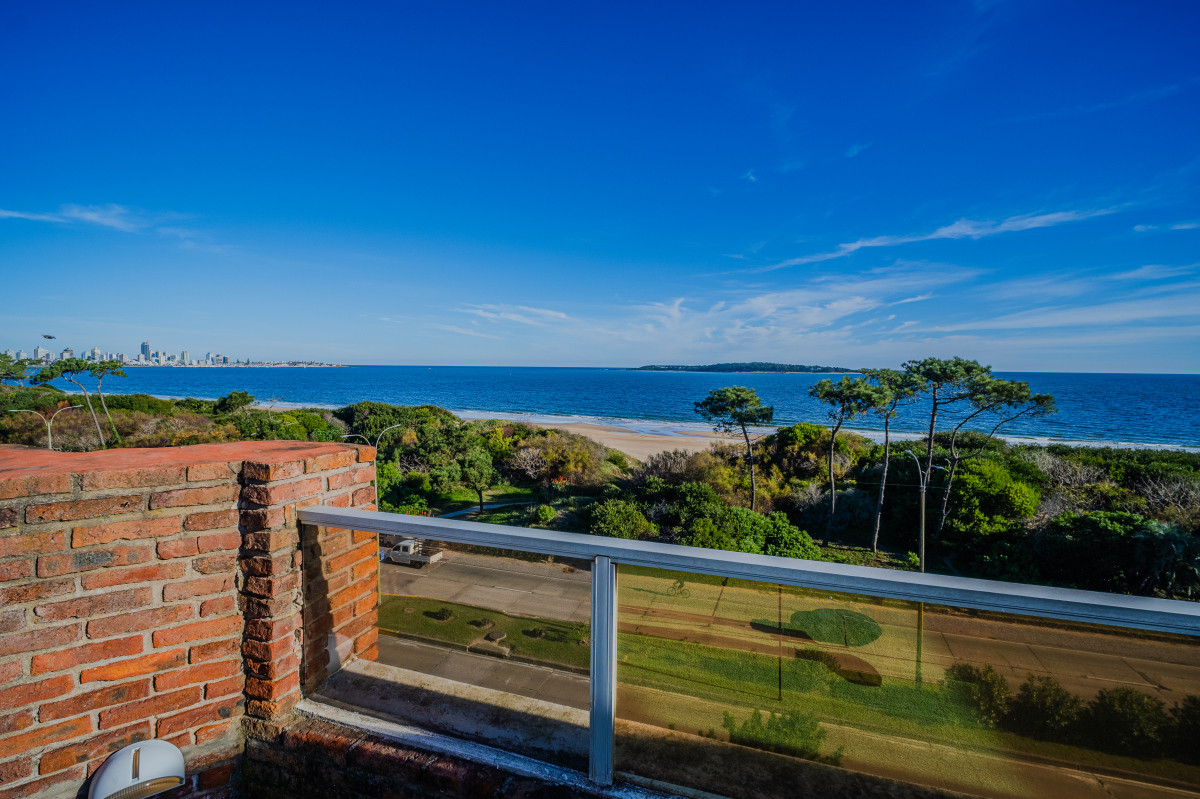 Penthouse de 3 dormitorios y servicio en primera linea Playa Mansa