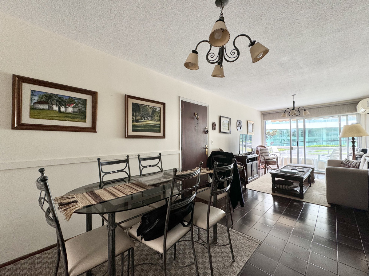 Apartamento de dos dormitorios en Playa Mansa, Punta del Este