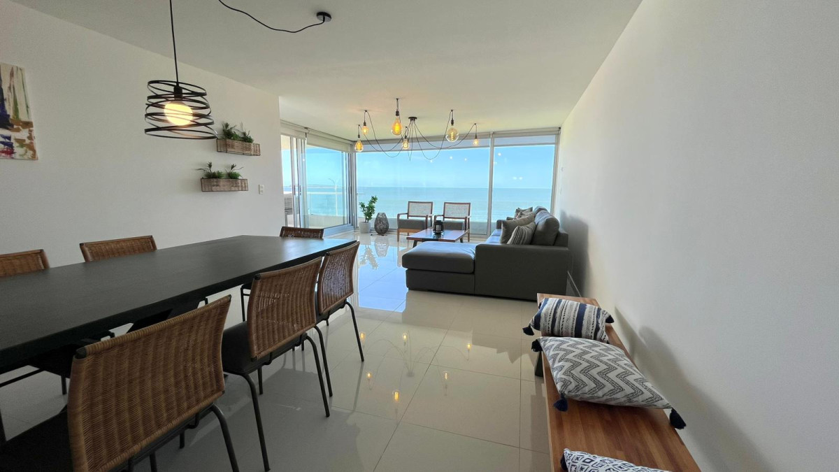 Apartamento de 3 dormitorios en Playa Mansa.