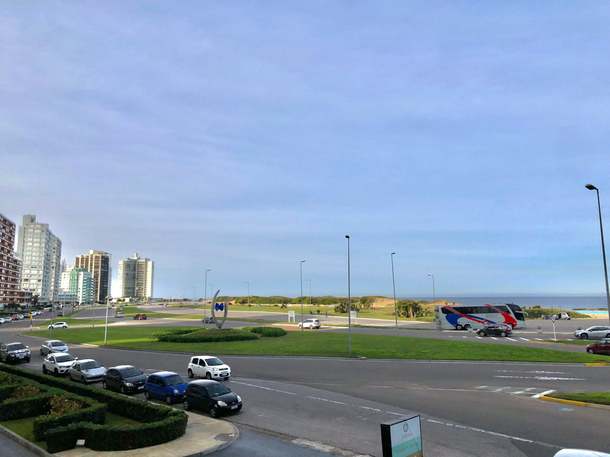 Apartamento de tres dormitorios con vista al mar.