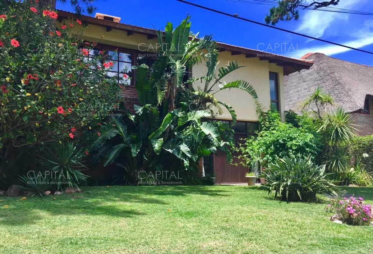 casa de tres dormitorios en playa mansa, punta del este en venta - ccp25041c