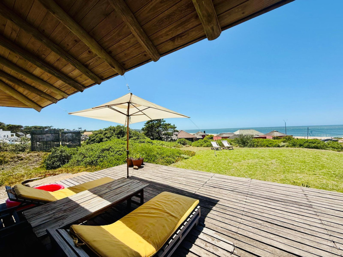 Casa de estilo en Montoya con vista al mar