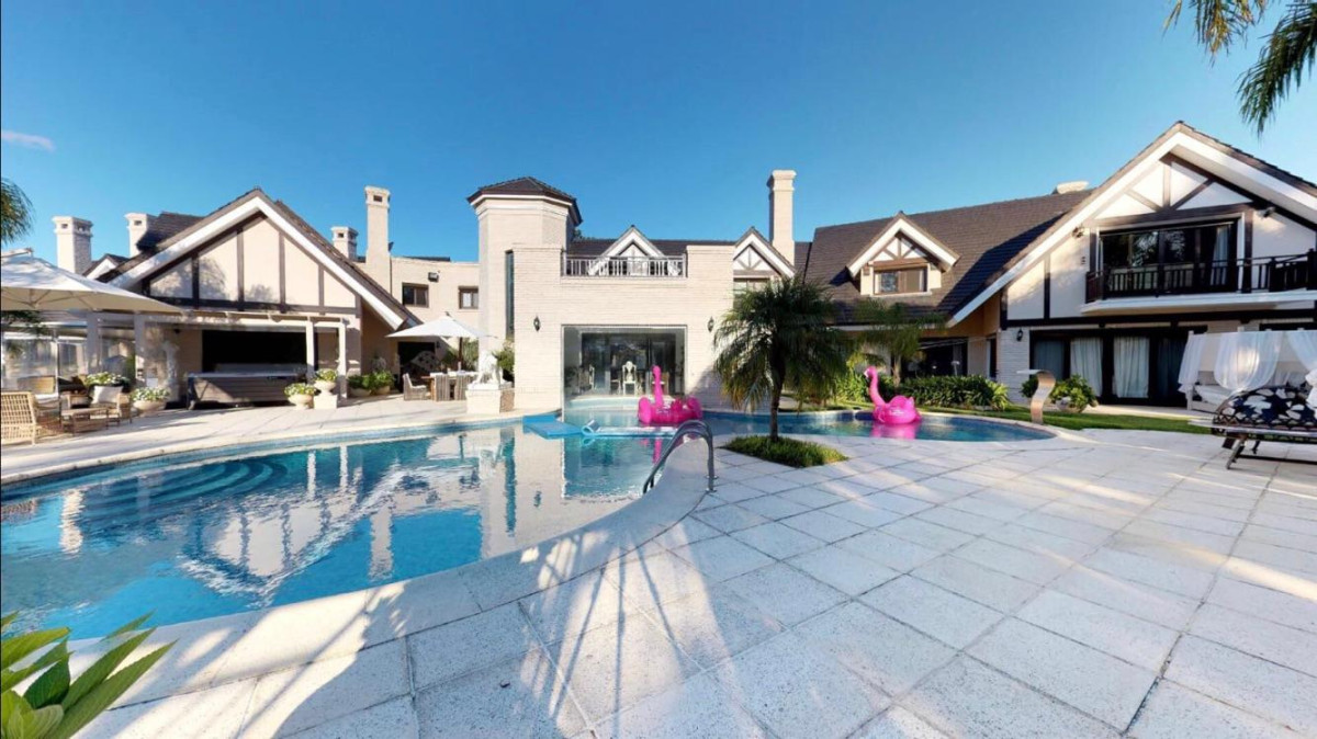 Espectacular Mansión de Siete suites y Casa de caseros en El Golf.