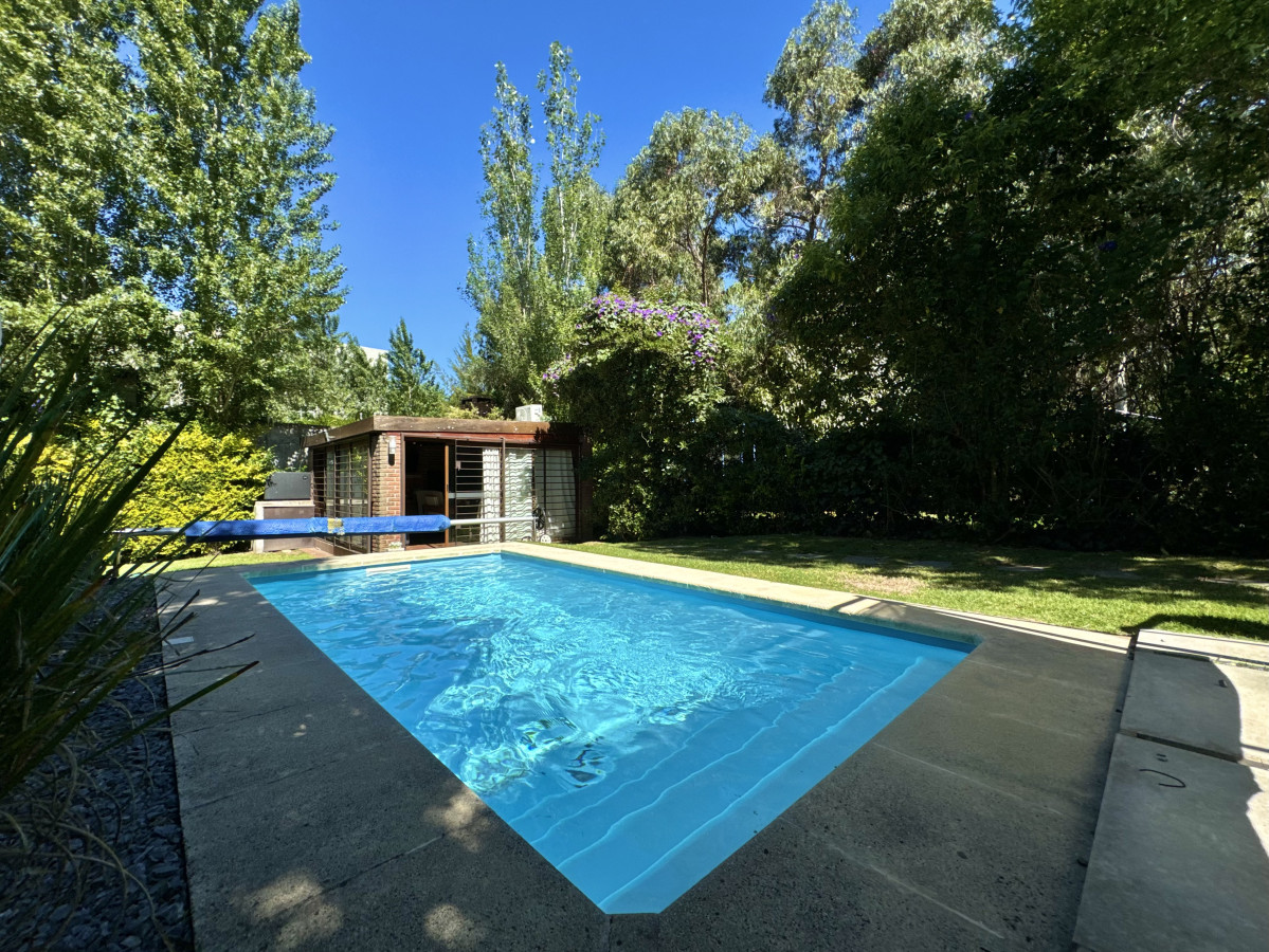 Casa de 3 dormitorios, piscina climatizada y barbacoa en venta y alquiler, Playa Mansa, Punta del Este.