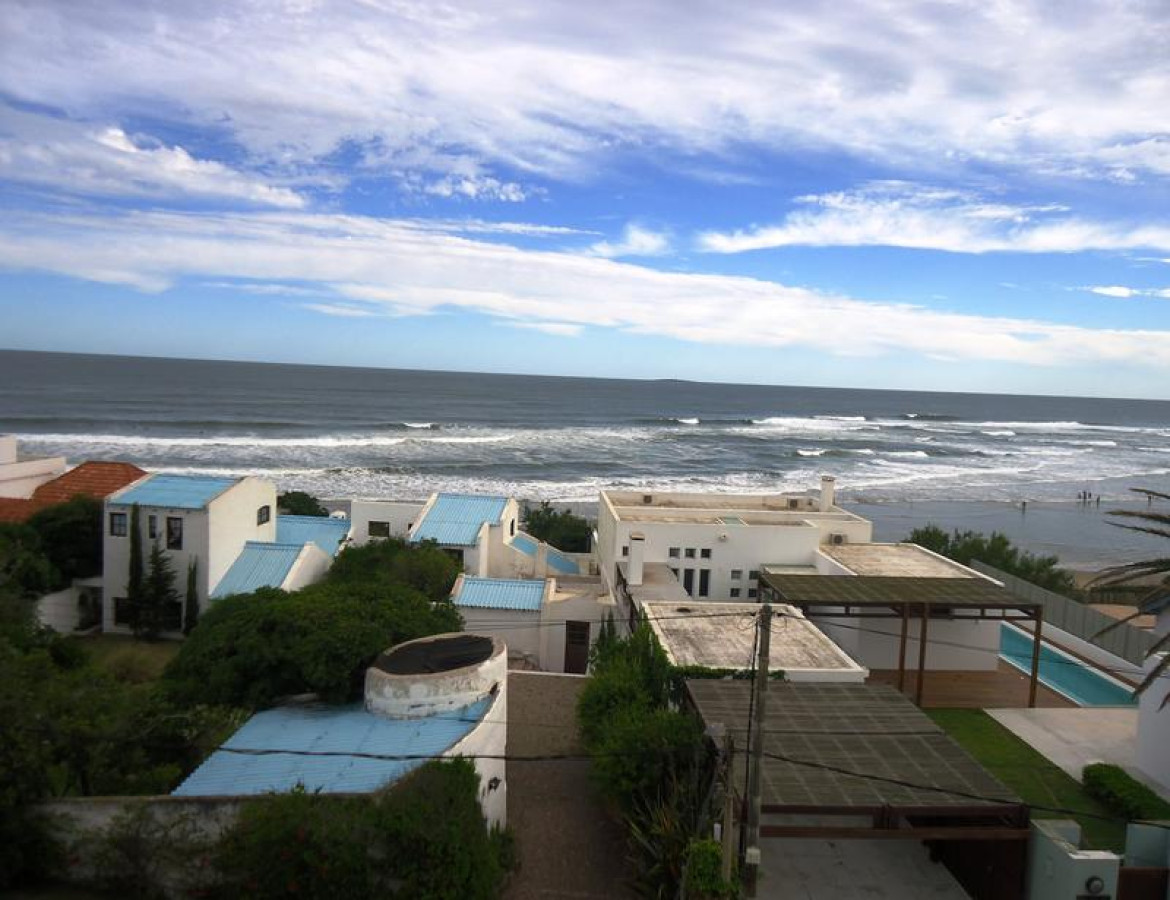 Casa en La Barra a pocas cuadras de mar con 5 dormitorios