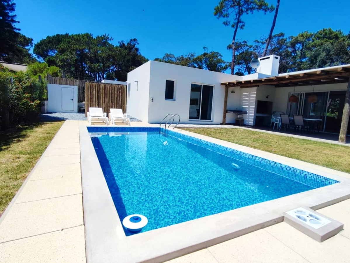 Casa en La Barra con piscina y parrillero