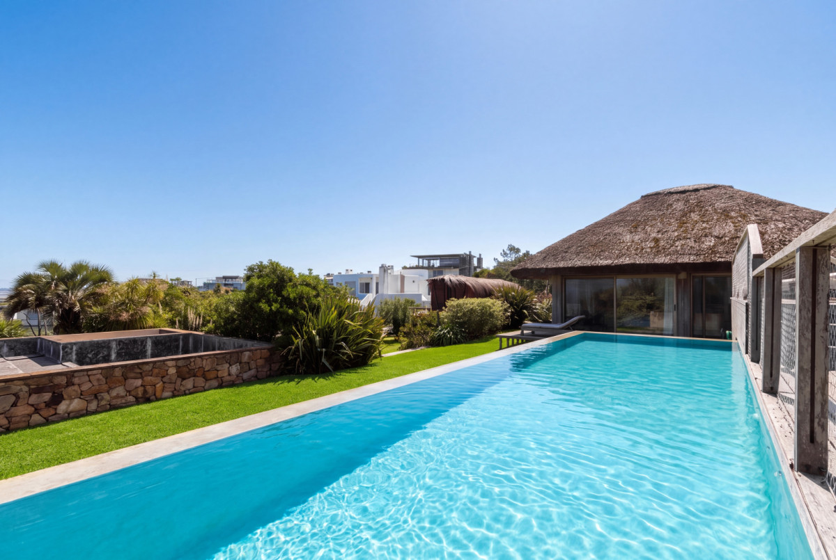 Casa con Vista al Mar y Piscina Infinita en La Barra