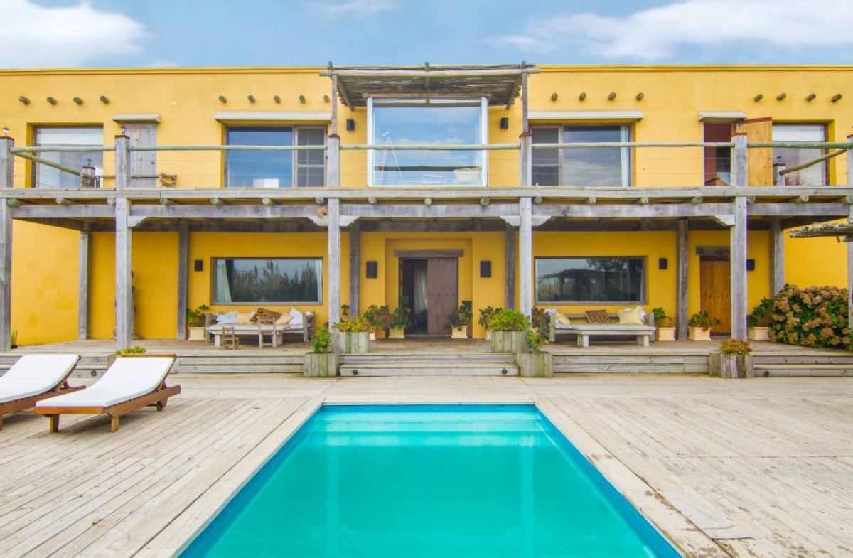 Casa en venta primera linea frente al mar en Altos de Punta Piedra