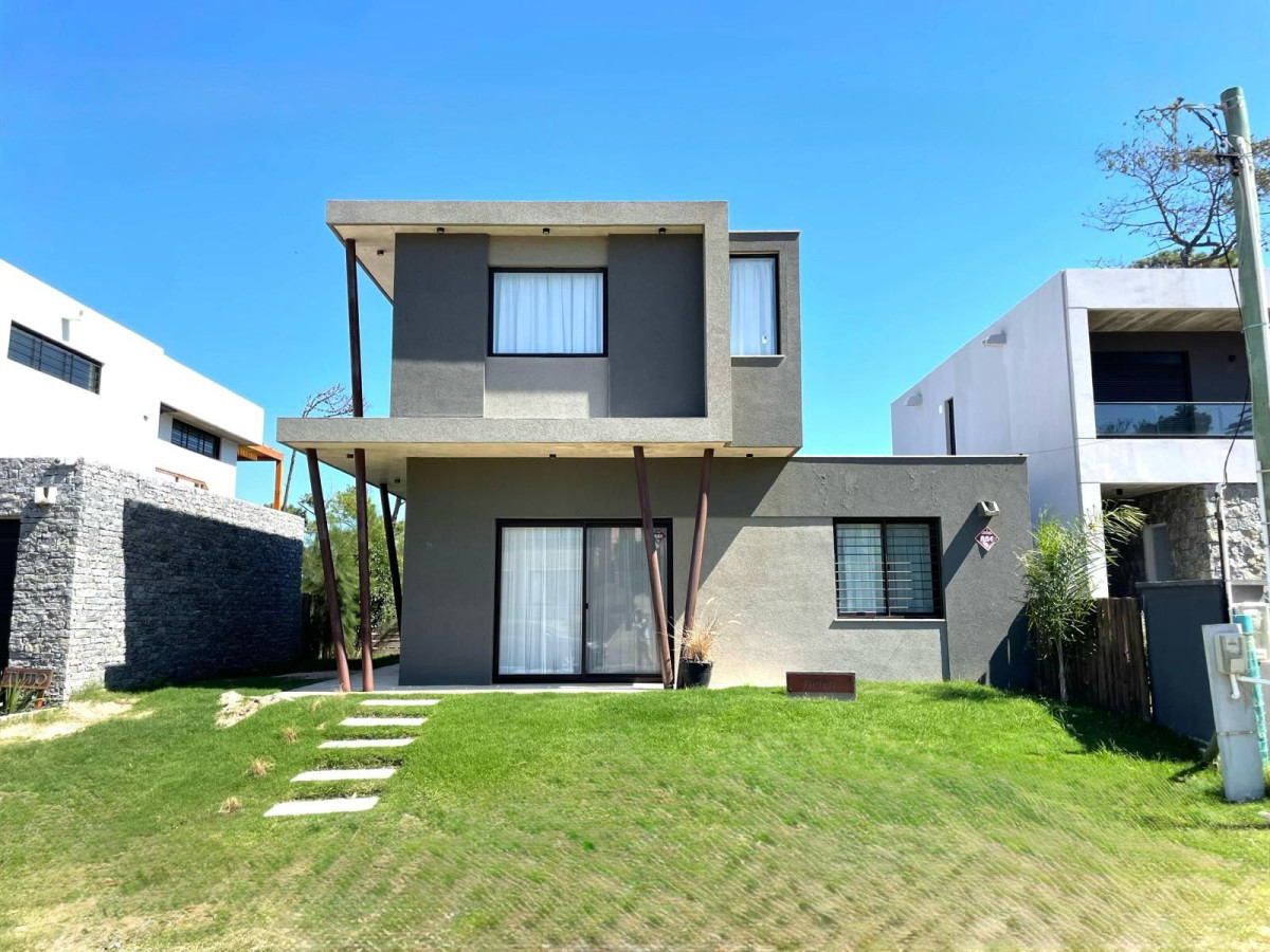 Casa en Montoya a 1 cuadra del mar con piscina