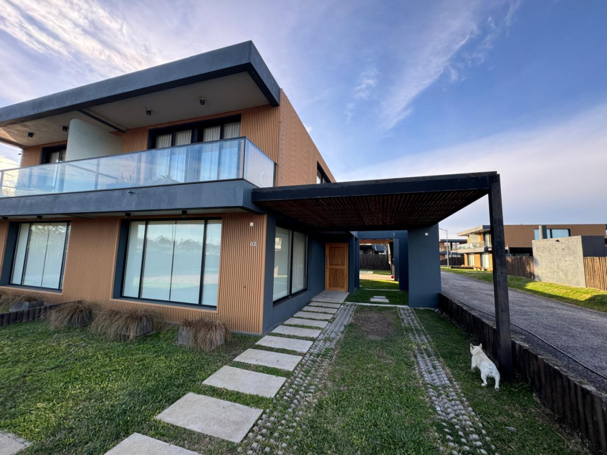 Casa en Punta Ballena de 3 dormitorios en Barrio Privado.