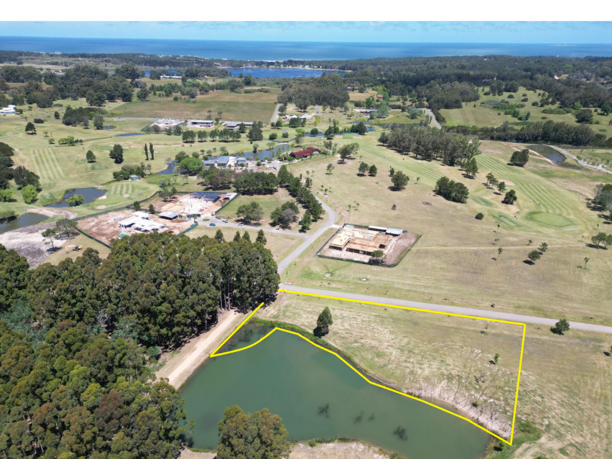Terreno en venta sobre laguna en Pueblo Mio Golf barrio cerrado Manantiales