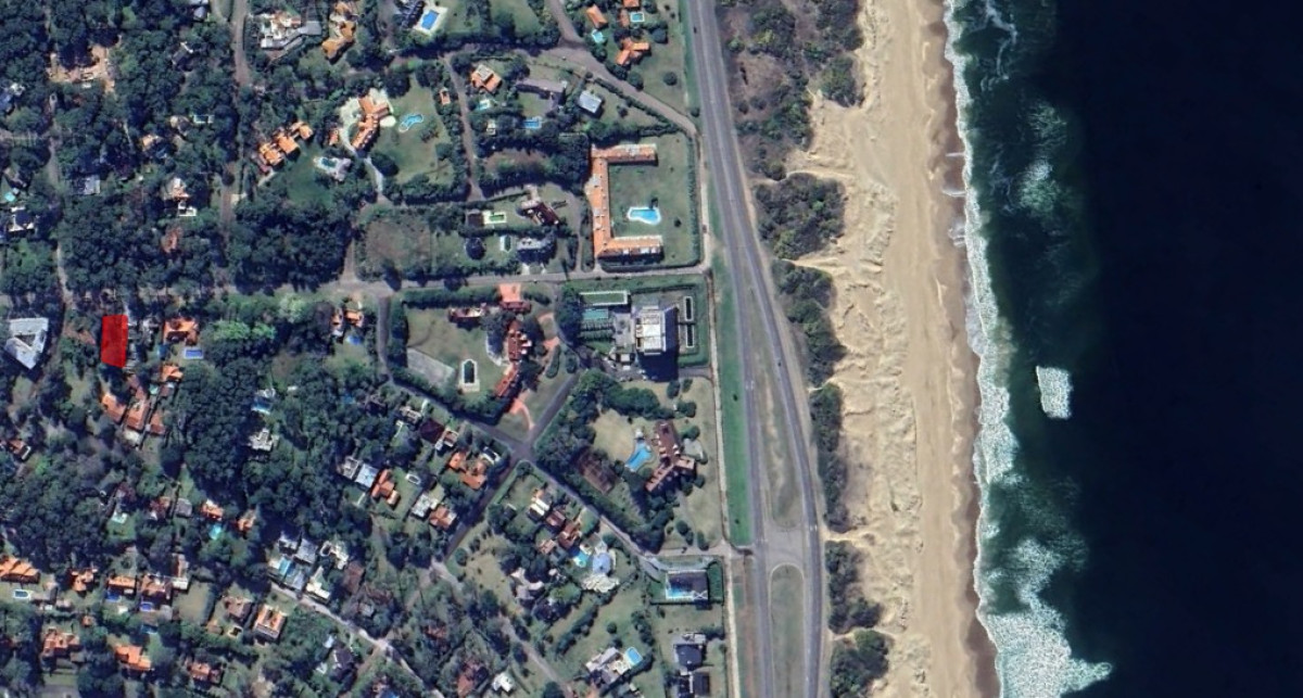 Lote de tres cuadras de Playa Brava Punta del Este