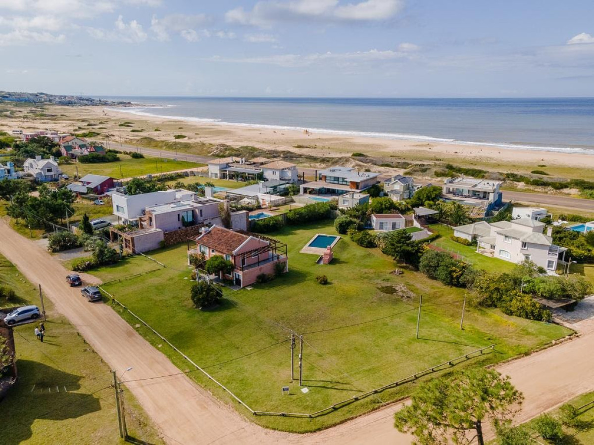 Terreno esquinero en Playa Montoya a solo 50 mts del mar