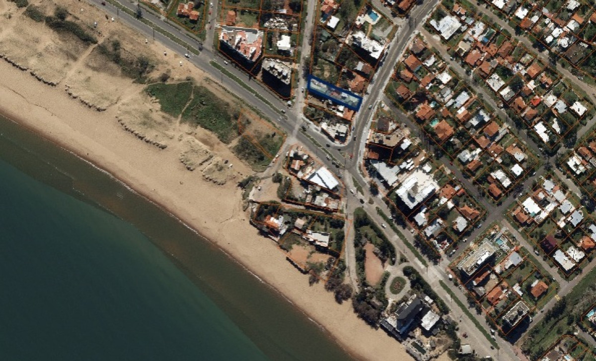 Lote en zona comercial de Playa Mansa Punta del Este