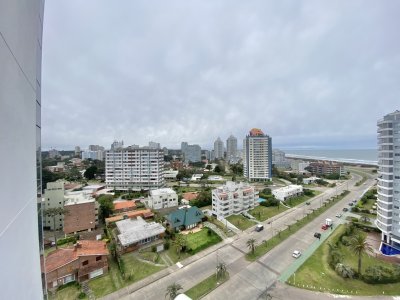 VENTA DE APARTAMENTO DE 2 DORMITORIOS Y MEDIO EN EDIFICIO FOREST TOWER II PUNTA DEL ESTE 