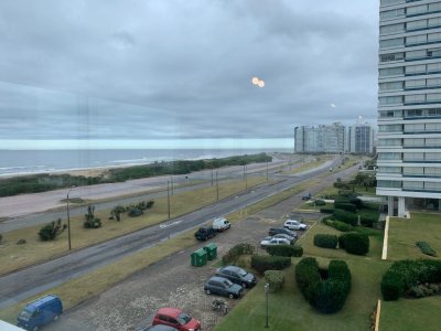 VENTA DE APARTAMENTO DE 3 DORMITORIOS Y SERVICIO EN EDIFICIO TIBURON PUNTA DEL ESTE 