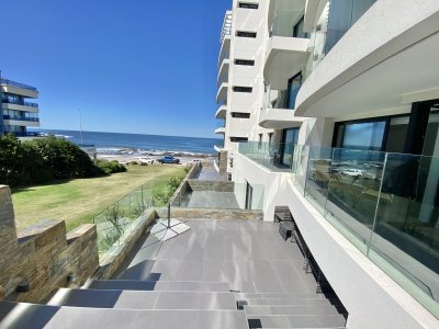 VENTA DE APARTAMENTO DE 1 DORMITORIO FRENTE AL MAR EN BRAVA PUNTA DEL ESTE 