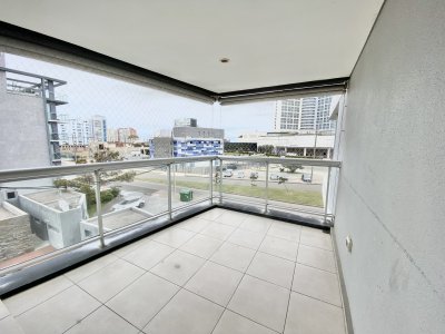 VENTA DE APARTAMENTO DE 2 DORMITORIOS Y MEDIO EN MANSA A PASOS DE ENJOY PUNTA DEL ESTE 