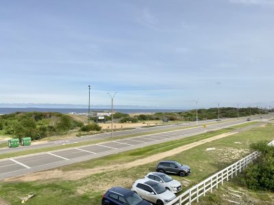 VENTA DE APARTAMENTO DE 2 DORMITORIOS EN EDIFICIO BLUE MARINE PUNTA DEL ESTE 
