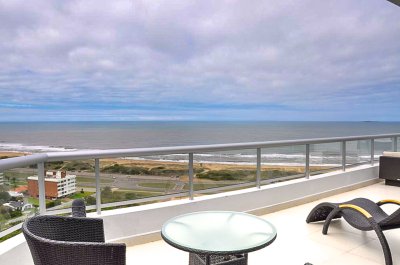 VENTA PENTHOUSE DE 3 SUITES Y DEPENDENCIA DE SERVICIO EN EDIFICIO QUARTIER DEL MAR PUNTA DEL ESTE EN BRAVA 