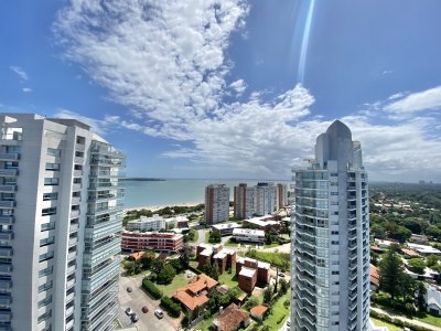 VENTA DE APARTAMENTO DE 3 DORMITORIOS Y SERVICIO EN EDIFICIO MIAMI BOULEVARD PUNTA DEL ESTE 