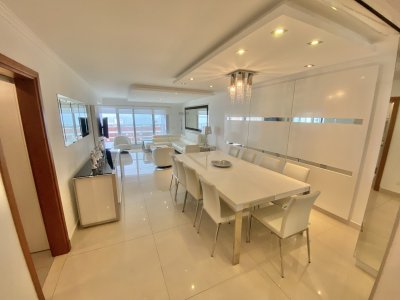 VENTA APARTAMENTO 3 DORMITORIOS + DEPENDENCIA MANSA PUNTA DEL ESTE