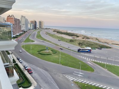 VENTA DE APARTAMENTO DE 3 DORMITORIOS EN EDIFICIO IMPERIALE PUNTA DEL ESTE 