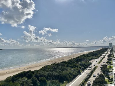 VENTA DE APARTAMENTO DE 3 SUITES EN EDIFICIO PARAMOUNT TOWER PUNTA DEL ESTE 