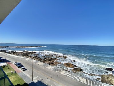 VENTA DE APARTAMENTO DE 3 DORMITORIOS FRENTE AL MAR EN BRAVA PUNTA DEL ESTE 