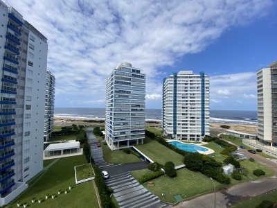 VENTA DE APARTAMENTO DE 2 DORMITORIOS EN EDIFICIO TORRE MARINA PUNTA DEL ESTE 