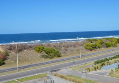 VENTA DE APARTAMENTO DE 2 DORMITORIOS EN SUITE FRENTE AL MAR EN EDIFICIO BRAVA 28 PUNTA DEL ESTE 