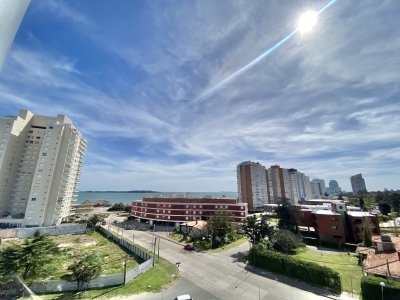 VENTA DE APARTAMENTO DE 2 DORMITORIOS EN EDIFICIO MIAMI BOULEVARD PUNTA DEL ESTE 