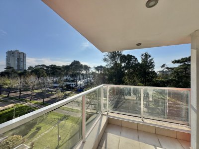 APARTAMENTO EN VENTA DE 3 DORMITORIOS Y PARRILLERO PROPIO - ROOSEVELT