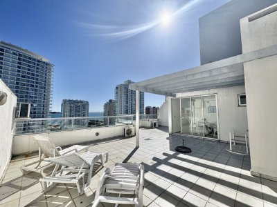 PENT-HOUSE EN VENTA DE 2 DORMITORIOS Y PARRILLERO PROPIO - PLAYA MANSA