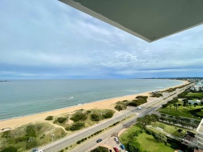 VENTA DE APARTAMENTO DE 3 SUITES ESQUINERO EN MANSA EN EDIFICIO VENETIAN LUXURY PUNTA DEL ESTE 