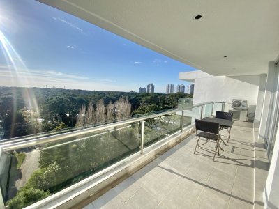 VENTA DE APARTAMENTO DE 2 DORMITORIOS EN EDIFICIO CON SERVICIOS PUNTA DEL ESTE 