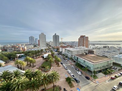 VENTA DE APARTAMENTO DE 1 DORMITORIO EN EDIFICIO LIBERTADOR PUNTA DEL ESTE 