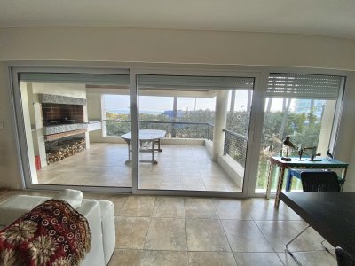 VENTA DE APARTAMENTO DE 3 DORMITORIOS Y SERVICIO CON PARRILERO PROPIO EN MANSA PUNTA DEL ESTE 