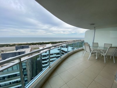 Apartamento en venta de 3 dormitorios con vista al mar playa brava 
